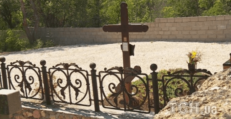 На могиле сына Януковича установили новый крест. Фотофакт