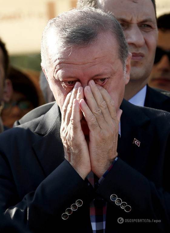 Эрдоган расплакался на похоронах погибшего соратника: фото- и видеофакт