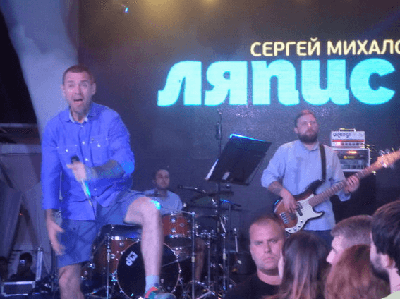 "Ляпіс-98" в Одесі: схудлий Міхалок заспівав про Крим