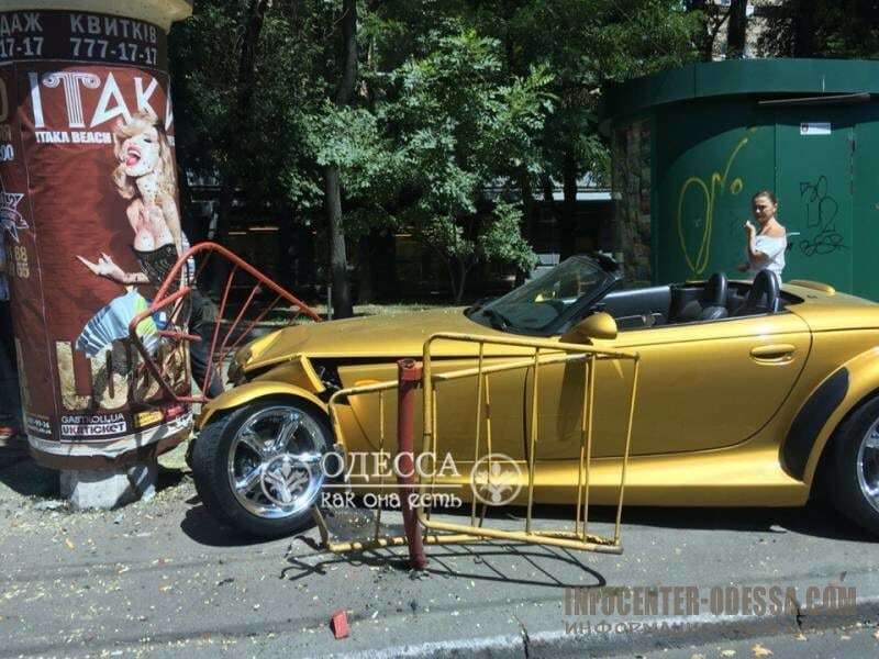 В Одессе сын экс-депутата врезался в столб на "золотом" Chrysler. Фото