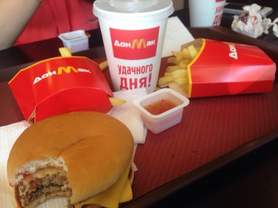 Наминают "вражеские" бургеры за обе щеки: в сети появились фото из "ДонМака"