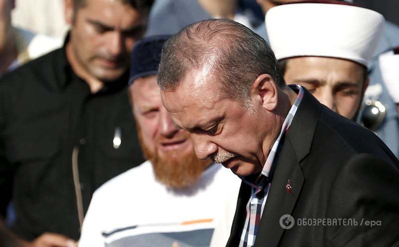 Ердоган розплакався на похоронах загиблого соратника: фото- і відеофакт