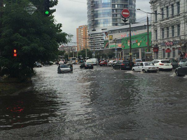 Оперативно: появилось фото, как "копы" в Днепре заглохшую машину из воды выталкивали