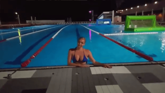 Даже плавает в шпагате: Волочкова в Крыму выложила видео из бассейна