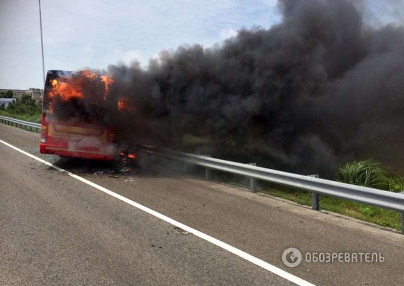 На Тайване 26 человек сгорели в попавшем в ДТП автобусе: опубликованы фото