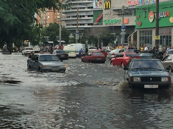 Оперативно: появилось фото, как "копы" в Днепре заглохшую машину из воды выталкивали