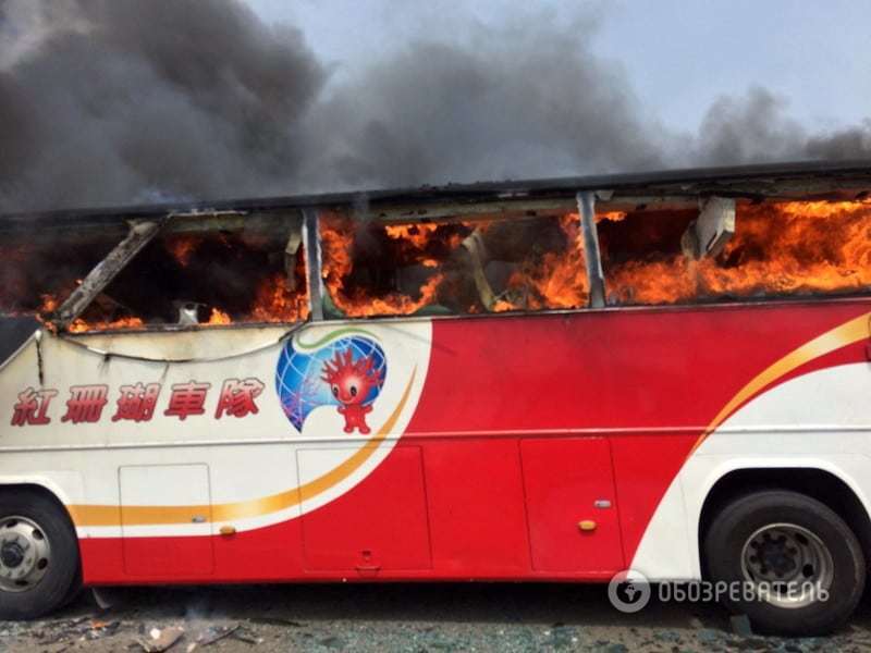 На Тайване 26 человек сгорели в попавшем в ДТП автобусе: опубликованы фото
