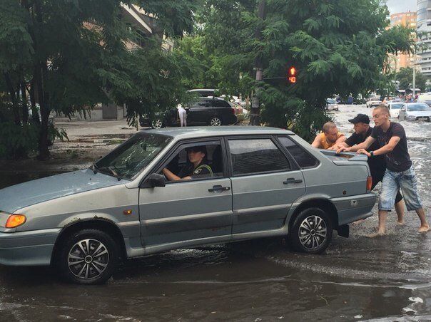 Оперативно: появилось фото, как "копы" в Днепре заглохшую машину из воды выталкивали