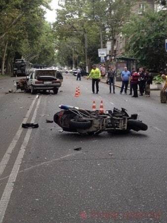 ДТП в Одессе: 6 человек доставили в больницу после столкновения мотоцикла и двух авто. Фото