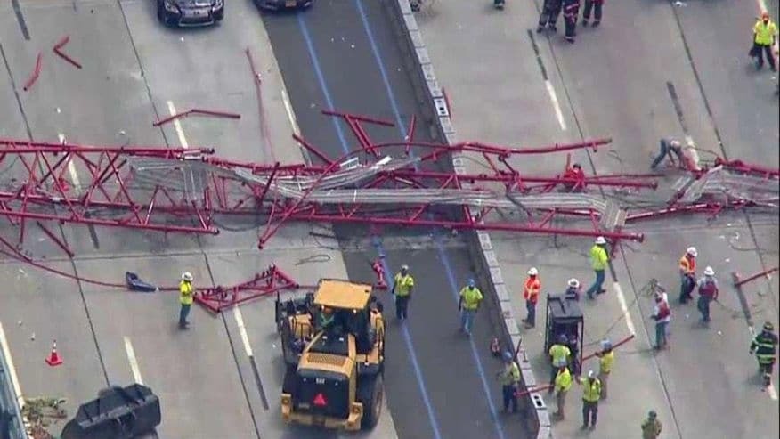 В Нью-Йорке огромный кран рухнул на мост. Видеофакт