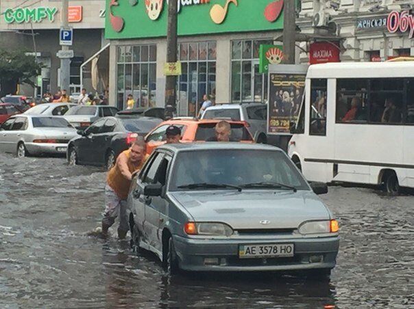 Оперативно: появилось фото, как "копы" в Днепре заглохшую машину из воды выталкивали