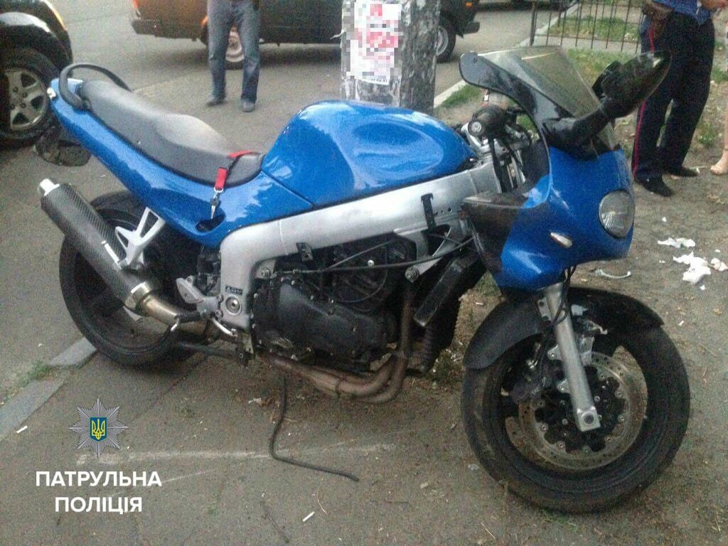 В Киеве задержали на горячем уличных грабителей на мотоцикле