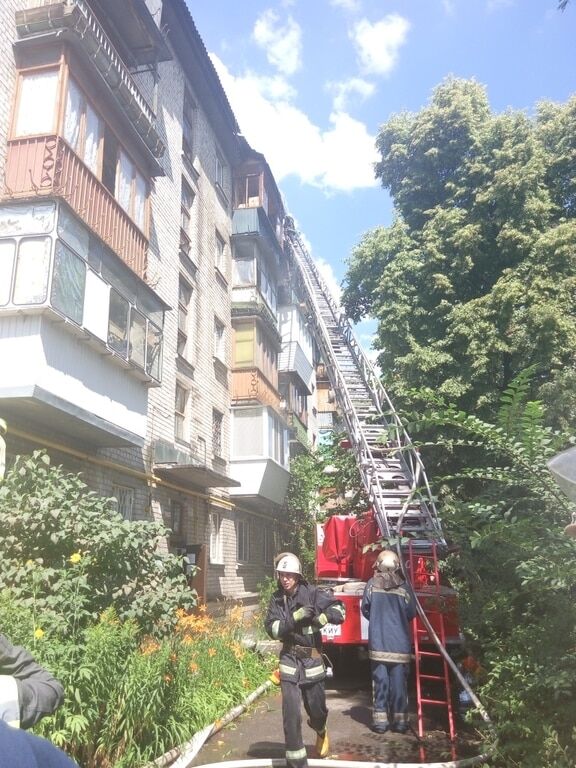 Рятувальники евакуювали 11 мешканців будинку і врятували літню жінку