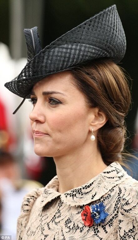 Кейт Миддлтон во Франции покрасовалась в кружевном наряде и оригинальной шляпке