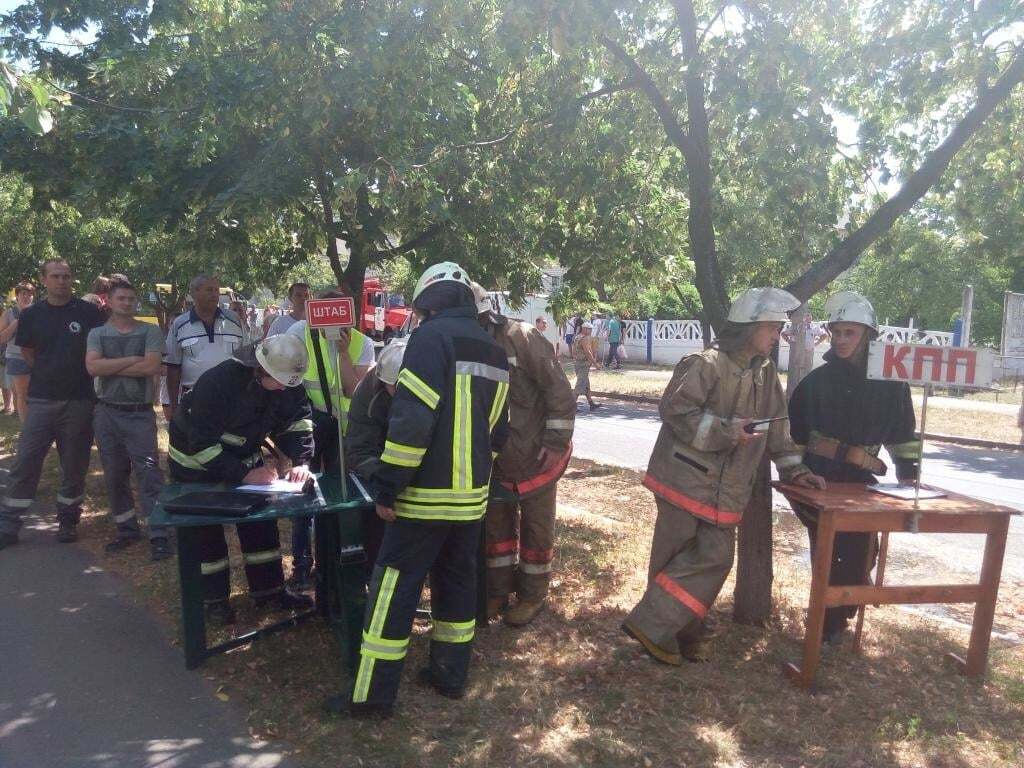 Рятувальники евакуювали 11 мешканців будинку і врятували літню жінку