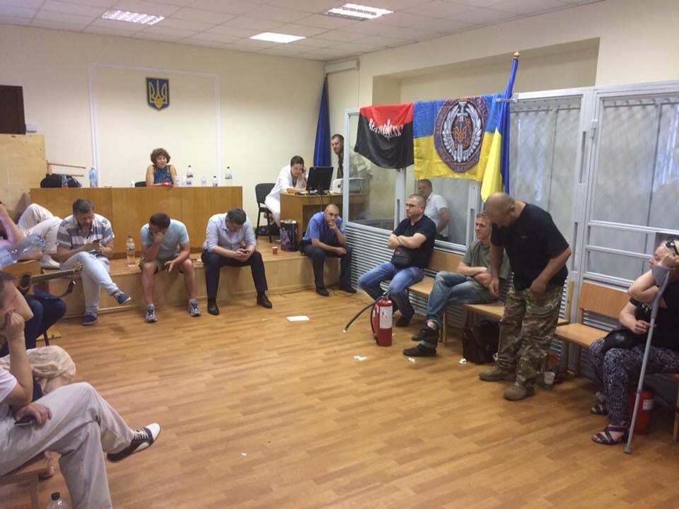 Дело командира Савченко: активисты провели ночь в забаррикадированном суде