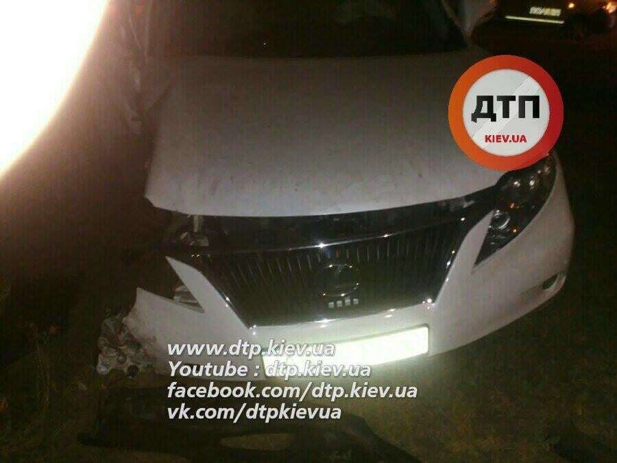 На Київщині Lexus врізався в дерево, постраждалі в реанімації