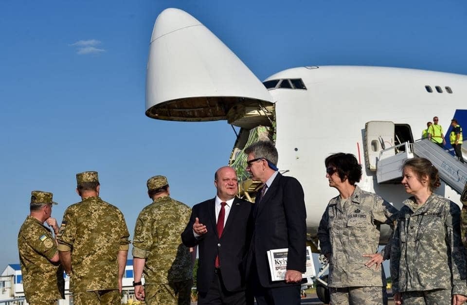 Порошенко презентовал новый пакет военной помощи от США. Опубликованы фото