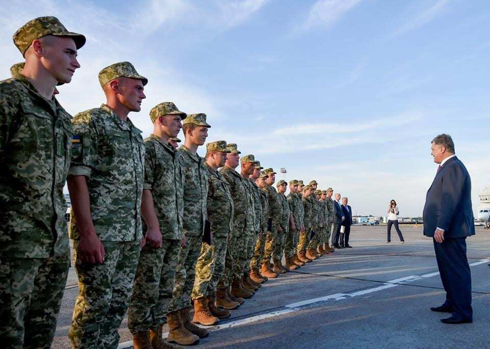 Порошенко презентовал новый пакет военной помощи от США. Опубликованы фото
