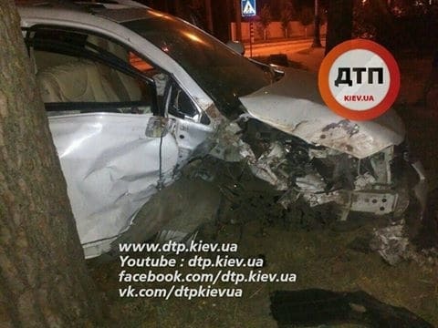 На Київщині Lexus врізався в дерево, постраждалі в реанімації