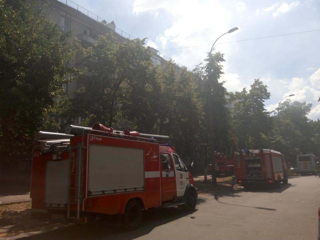 Рятувальники евакуювали 11 мешканців будинку і врятували літню жінку