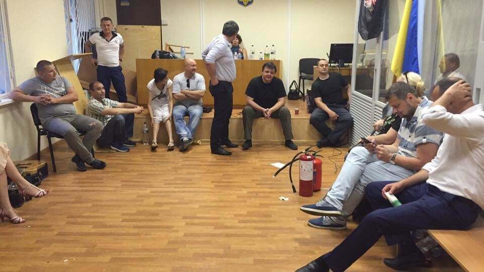 Дело командира Савченко: активисты провели ночь в забаррикадированном суде