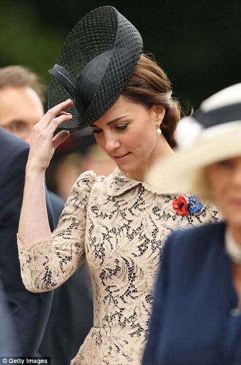 Кейт Міддлтон у Франції покрасувалася в мереживному вбранні й оригінальному капелюшку