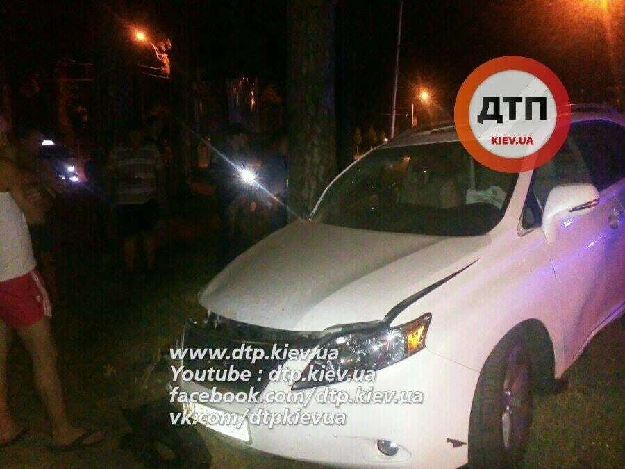 На Киевщине Lexus врезался в дерево, пострадавшие в реанимации