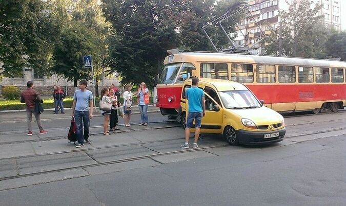 Не проскочив: у Києві трамвай зніс легковик