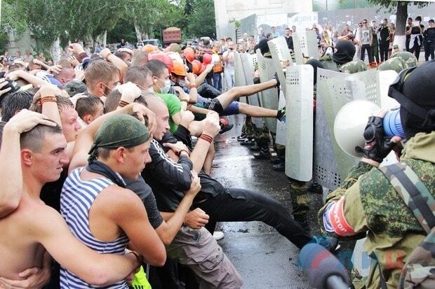 Водомет и забрасывание касками: жители "ЛНР" потренировались драться с иностранными агентами. Опубликованы фото и видео