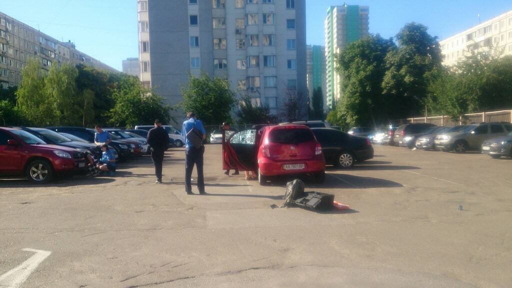 В Киеве ночью произошел взрыв: повреждены четыре автомобиля