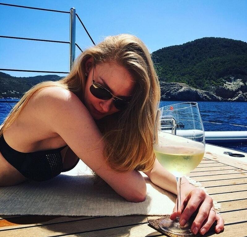 Светлана Ходченкова в купальнике насладилась вином на курорте в Испании