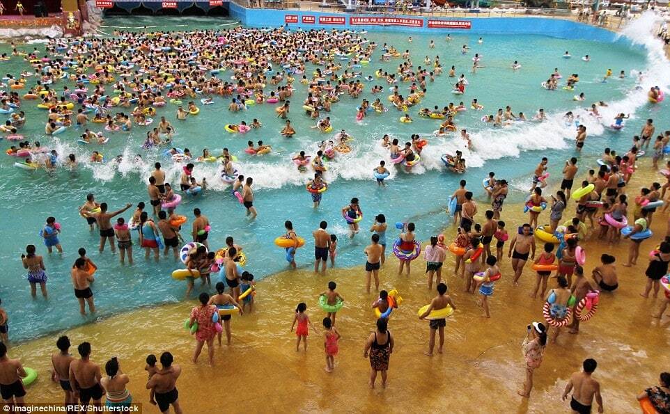 10 тысяч китайцев спасались от жары в самом большом бассейне страны: шокирующие фото