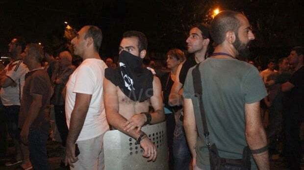 В Ереване начались столкновения у захваченного здания МВД: в ход пошли камни и гранаты. Опубликованы фото