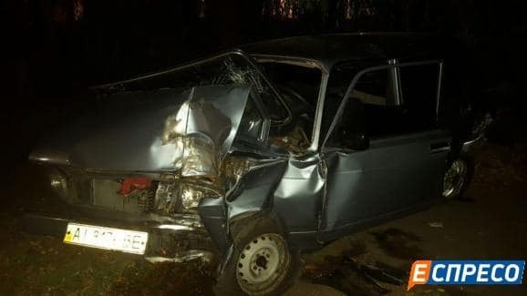 Пьяное ДТП в Киеве: два авто врезались в дерево 