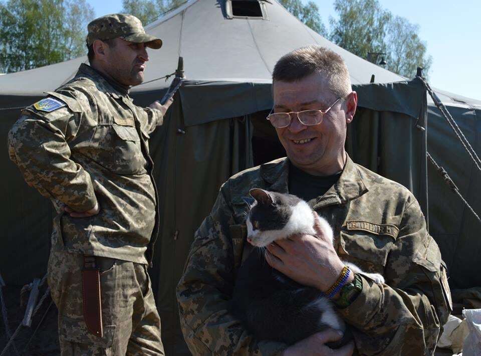 Повернення героїв: мережу підкорили зворушливі фото воїнів АТО з вірними друзями