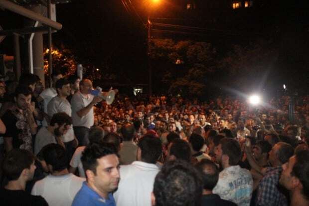 У Єревані почалися зіткнення у захопленої будівлі МВС: у хід пішли камені та гранати