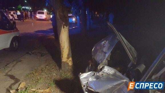 Пьяное ДТП в Киеве: два авто врезались в дерево 