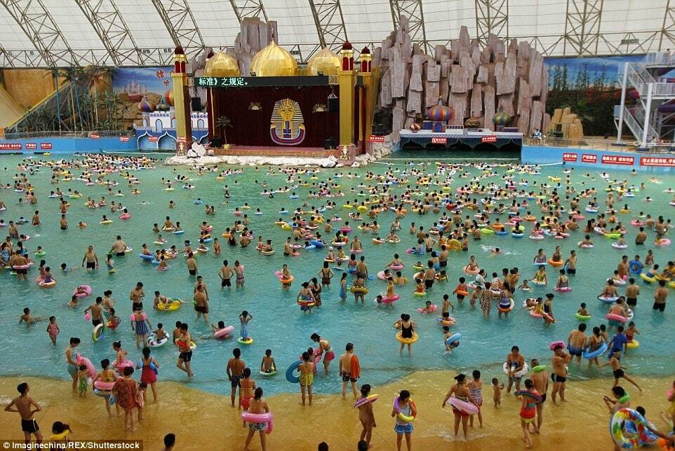 10 тысяч китайцев спасались от жары в самом большом бассейне страны: шокирующие фото