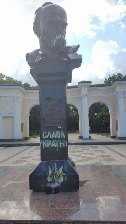 "Слава Україні": в Сімферополі розмалювали пам'ятник Шевченку
