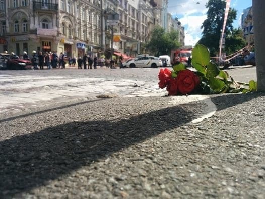 В Киеве на место гибели Шеремета несут цветы