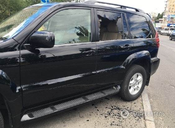 Напали, коли паркувався: у Києві грабіжники обчистили позашляховик