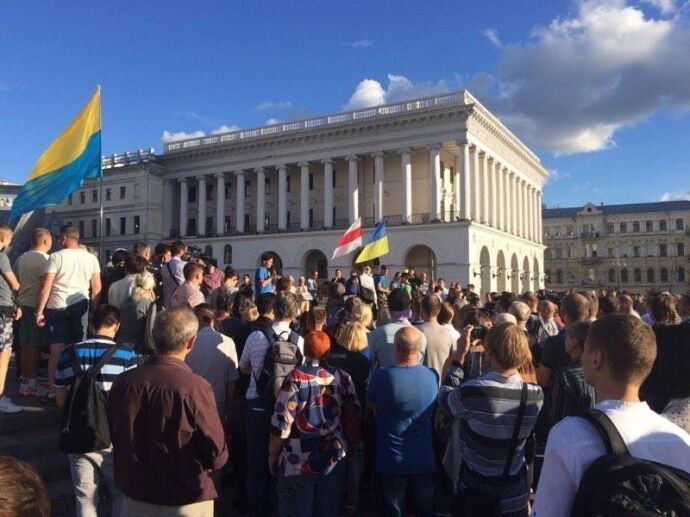 Майдан в цветах и сотни неравнодушных: в Киеве почтили память Шеремета