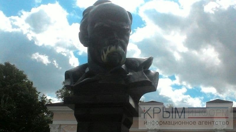 "Слава Україні": в Сімферополі розмалювали пам'ятник Шевченку