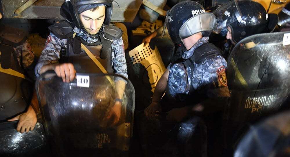В Ереване силовики разогнали протестующих у здания полиции: задержано почти 140 человек