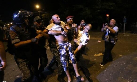 В Ереване силовики разогнали протестующих у здания полиции: задержано почти 140 человек