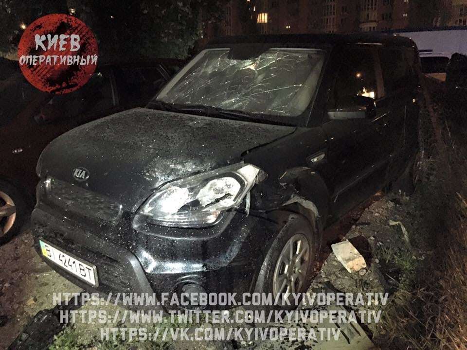 Масштабна ДТП у Києві: Audi протаранила огорожу автостоянки і перекинулася