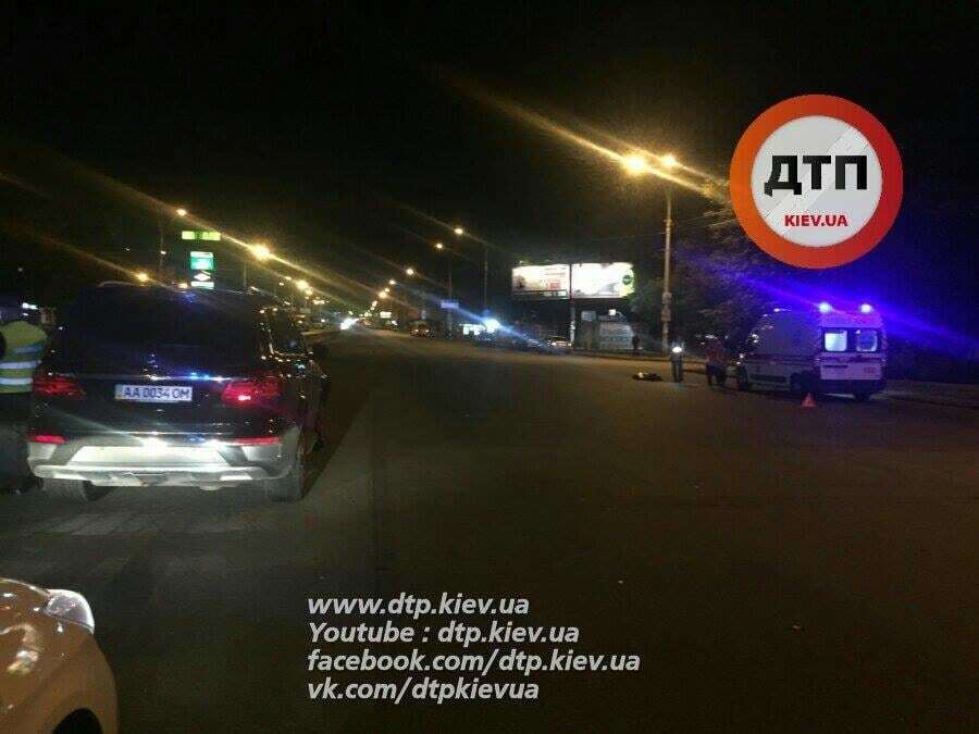 У Києві Mercedes на смерть збив пішохода: фото з місця ДТП