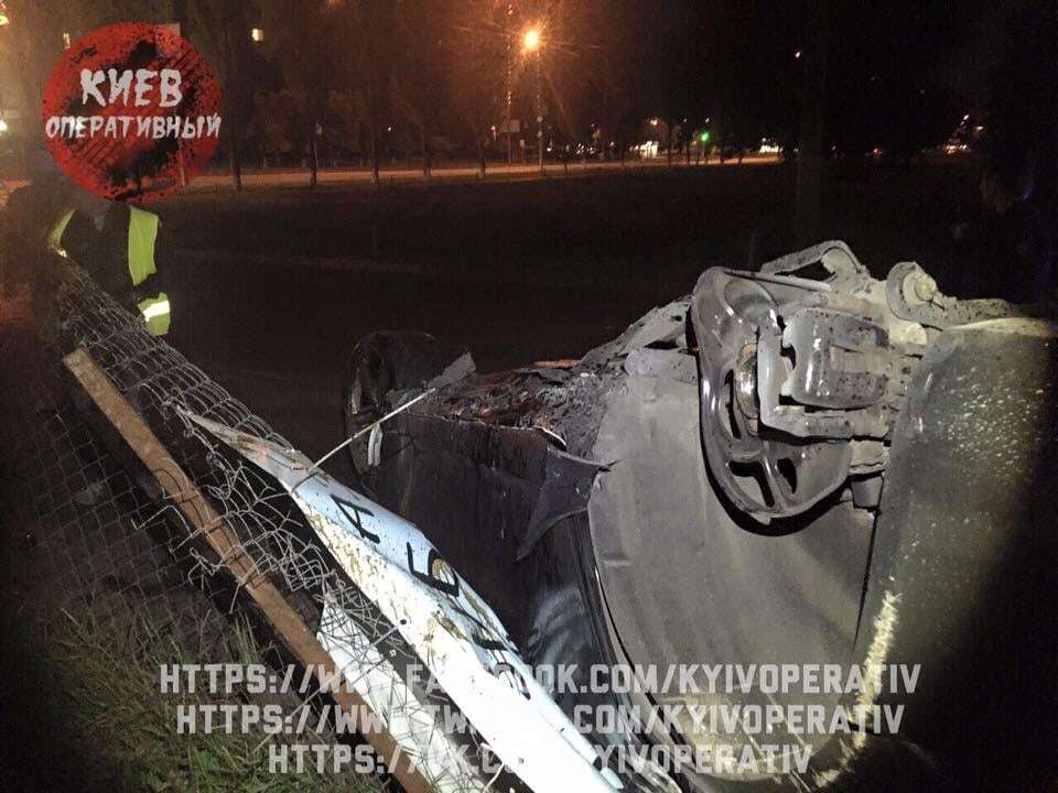 Масштабное ДТП в Киеве: Audi протаранила забор автостоянки и перевернулась
