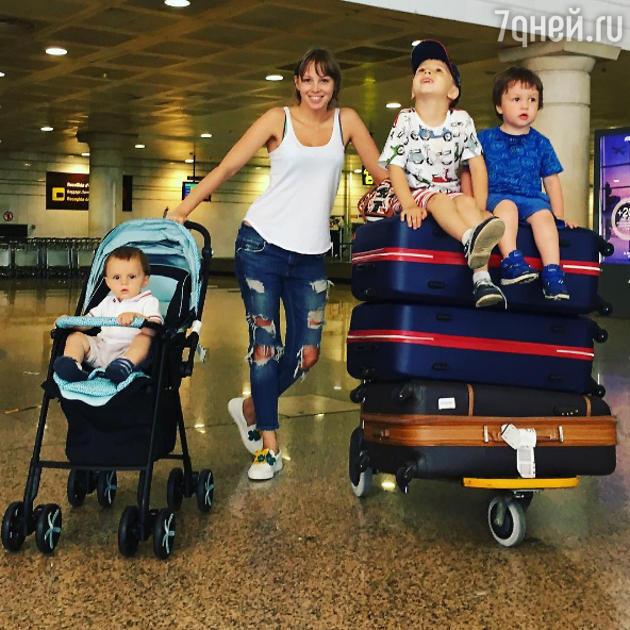 Жена Дмитрия Диброва с тремя детьми улетела на отдых в Испанию